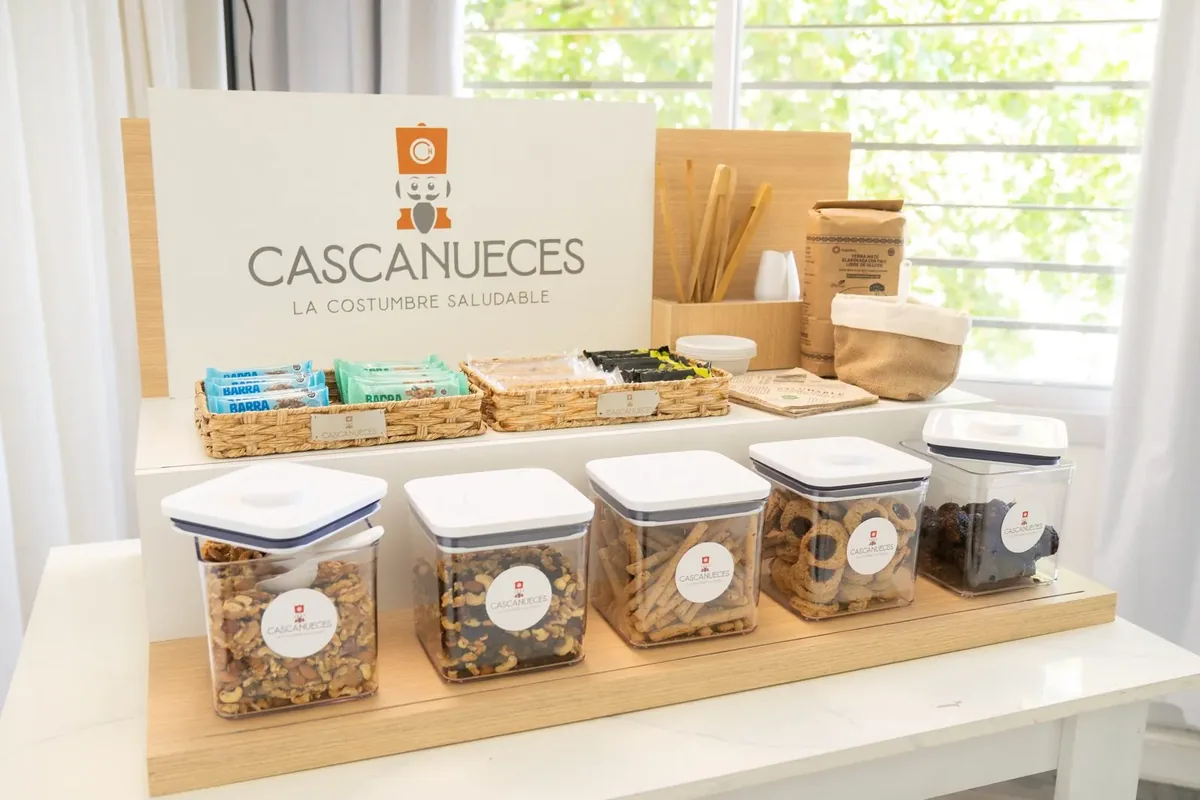 Cascanueces Healthy Station: airtight jars with nuts, mixes, cookies and snack bars in an office