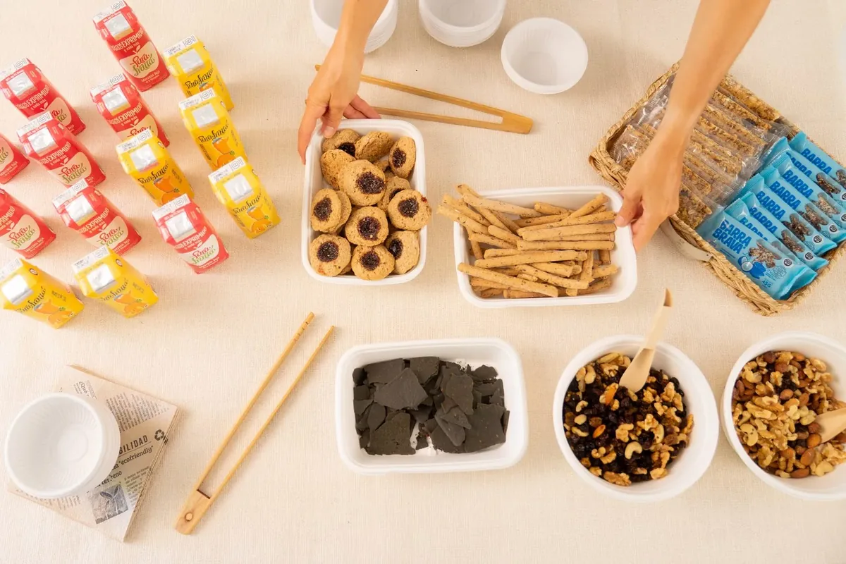 Cascanueces Ready-to-eat breakfast: natural juices, cookies, snacks and biodegradable tableware ready to serve